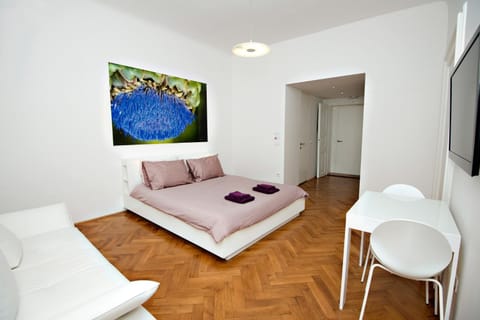 Bed, TV and multimedia, Living room, Photo of the whole room, Seating area, Bedroom, towels