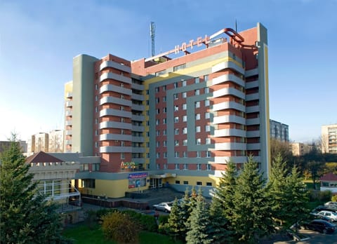 Facade/entrance, View (from property/room)