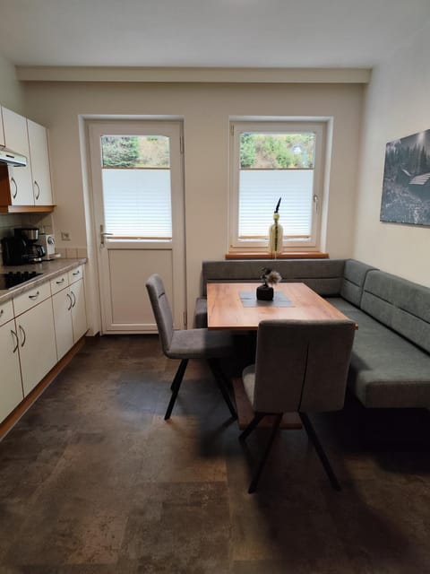 Kitchen or kitchenette, Dining area, stove
