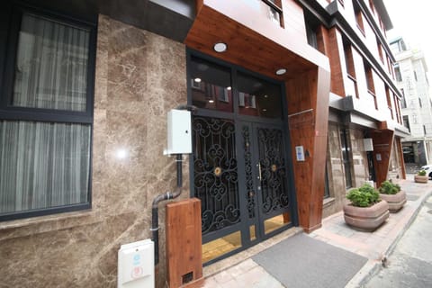 Property building, Facade/entrance, Day