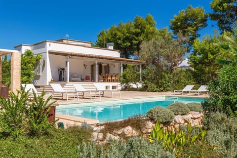 Property building, Swimming pool, sunbed