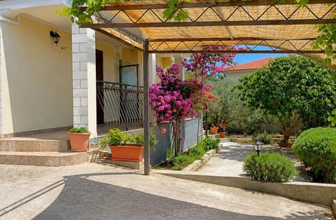 Property building, Patio, Facade/entrance, Garden, Balcony/Terrace