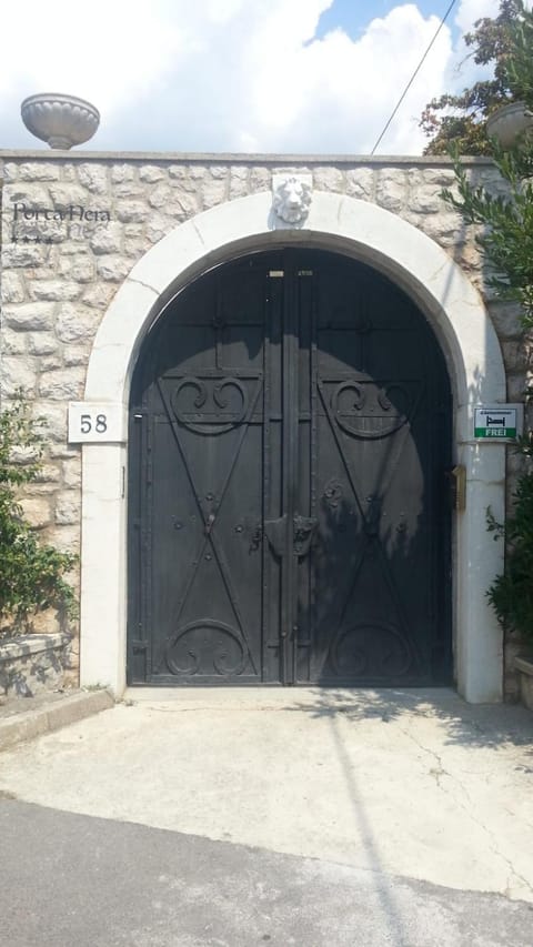 Facade/entrance
