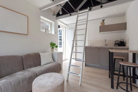 Kitchen or kitchenette, Seating area, Dining area