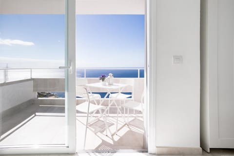 Natural landscape, View (from property/room), Balcony/Terrace, Dining area, Landmark view, Sea view