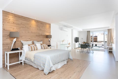 Bed, TV and multimedia, Living room, Photo of the whole room, Seating area, Bedroom, hair dresser, air conditioner