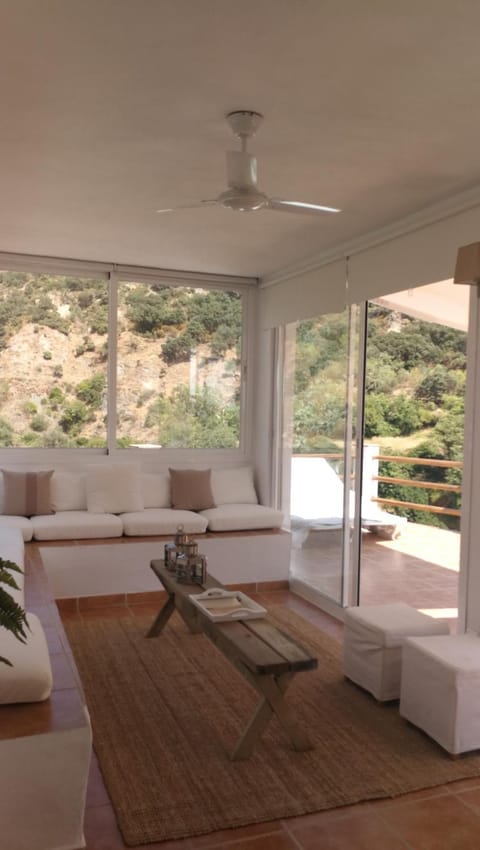 Communal lounge/ TV room, View (from property/room), Balcony/Terrace, Mountain view