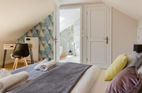 Bed, Photo of the whole room, Bedroom