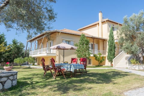 Patio, Facade/entrance, Natural landscape, Summer, On site, Area and facilities