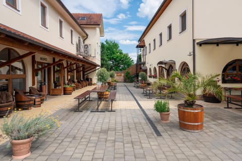 Day, Neighbourhood, Seating area