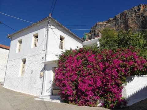 Au pied de la falaise rouge House in Leonidio