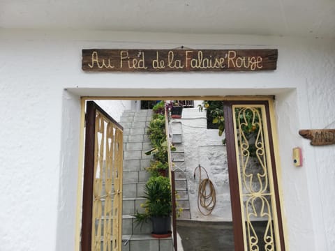 Au pied de la falaise rouge House in Leonidio