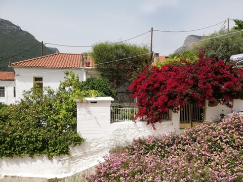 Au pied de la falaise rouge House in Leonidio