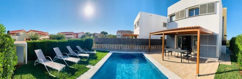 Facade/entrance, BBQ facilities, Garden, Balcony/Terrace, Swimming pool, Swimming pool
