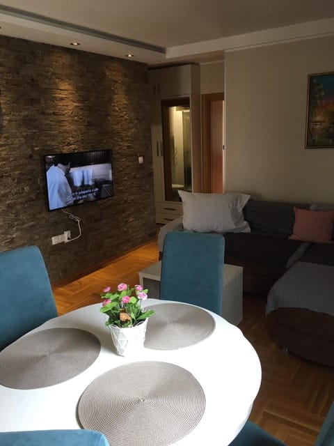 Communal lounge/ TV room, TV and multimedia, Living room, Seating area, Dining area