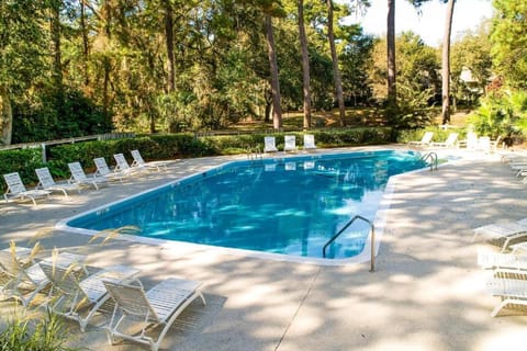 Updated Kitchen Baths w Granite 3 BR w 2K 1Q 1T Bikes & Beach Gear included House in Hilton Head Island
