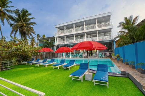 Swimming pool, sunbed