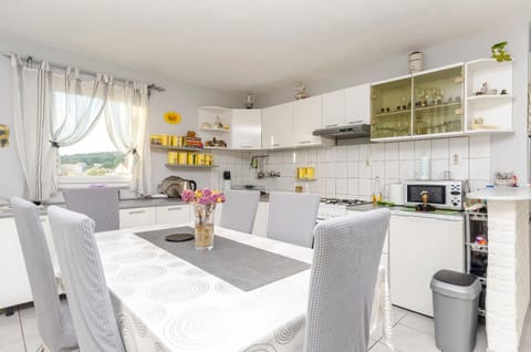 Coffee/tea facilities, Kitchen or kitchenette, Seating area, Dining area, microwave, oven, stove