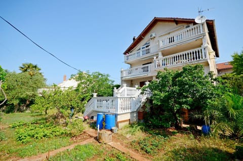 Property building, Patio, Facade/entrance