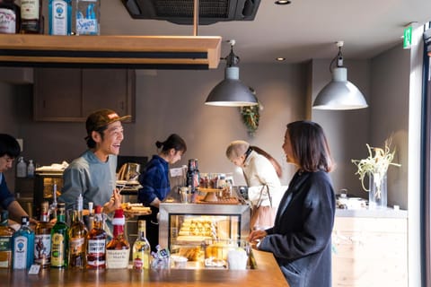 Staff, Coffee/tea facilities, Food and drinks, group of guests