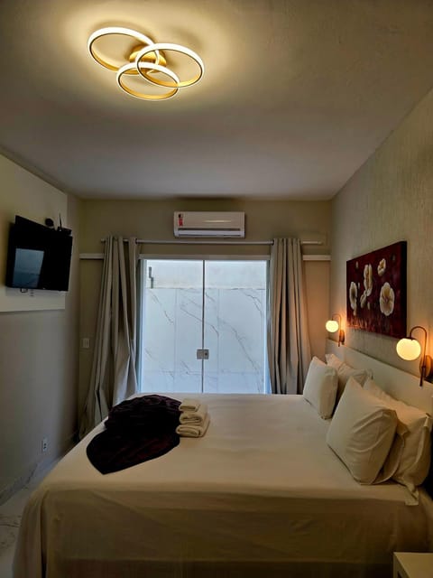 Bed, TV and multimedia, Photo of the whole room, Bedroom, towels, air conditioner