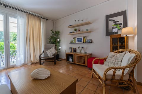 Comfortable garden Apt near Vouliagmeni beach Apartment in Vouliagmeni