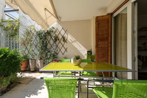Comfortable garden Apt near Vouliagmeni beach Apartment in Vouliagmeni