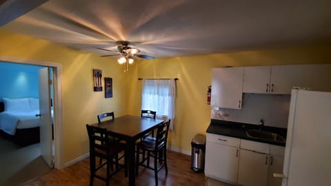 Comox Valley Inn & Suites Motel in Courtenay