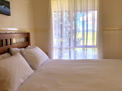 Bedroom, Garden view, Mountain view