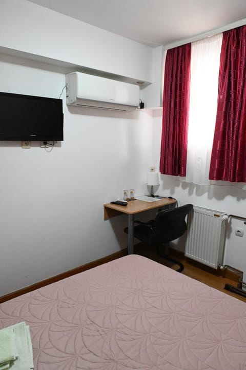 Bed, TV and multimedia, air conditioner