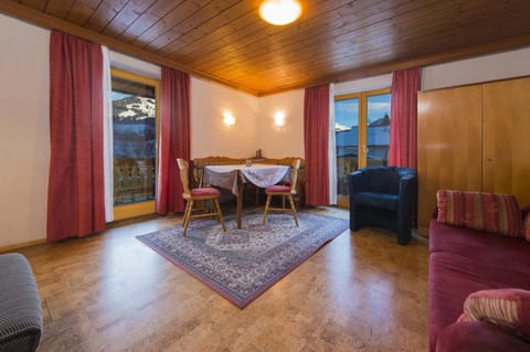 Photo of the whole room, Decorative detail