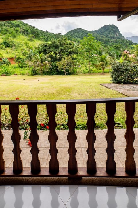 Pousada Cantinho do Sossego Paraty tem Piscina com Vista pra Montanha, Salão de Jogos, Café da Manhã, Estacionamento, Gerador de Energia, Próximo as principais Praias, Ilhas e Cachoeiras Inn in State of Rio de Janeiro