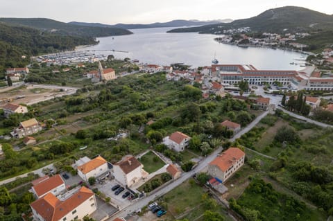 Property building, Nearby landmark, Day, Neighbourhood, City view, Sea view, Street view, Location