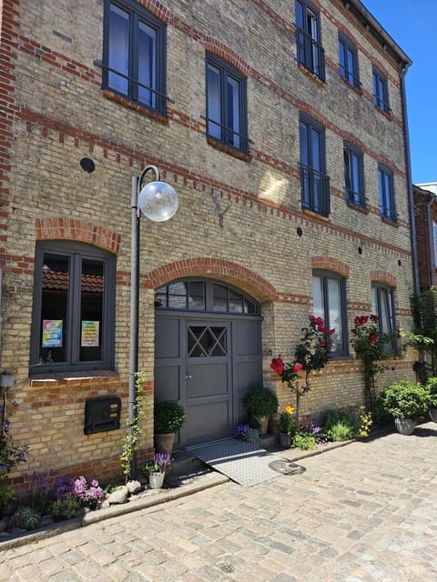 Property building, Facade/entrance, Day