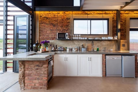 Coffee/tea facilities, Kitchen or kitchenette, dishwasher, minibar, pet friendly, stove