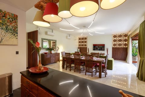 TV and multimedia, Kitchen or kitchenette, Living room, Seating area, Dining area