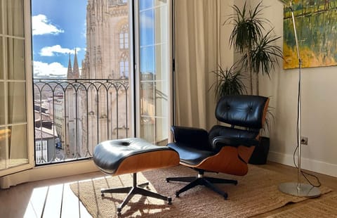 View (from property/room), Balcony/Terrace, Living room, Seating area, City view, Quiet street view