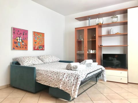 Bed, TV and multimedia, Seating area