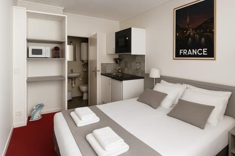 Bathroom, Kitchen or kitchenette, wardrobe
