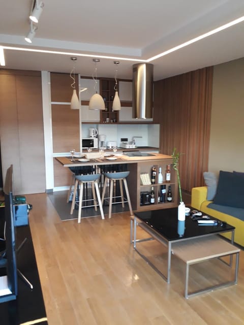 Coffee/tea facilities, Kitchen or kitchenette, Living room, Seating area, Dining area