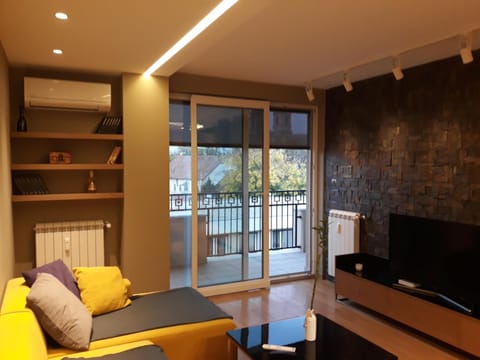 Communal lounge/ TV room, TV and multimedia, Kitchen or kitchenette, Living room, Seating area, Evening entertainment