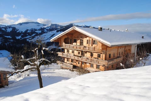 Facade/entrance, Area and facilities