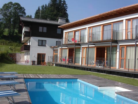 Property building, Garden, Balcony/Terrace, Pool view, Swimming pool, Swimming pool