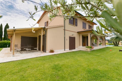 Property building, Patio, Facade/entrance, Garden