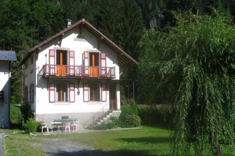 Property building, Spring, Day, Natural landscape, Garden, Garden view