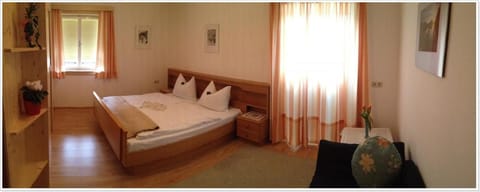 Bed, Photo of the whole room, Seating area, Bedroom