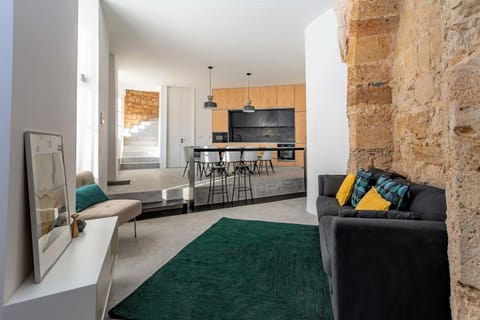 Kitchen or kitchenette, Living room, Seating area, Dining area