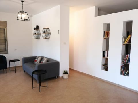 Communal lounge/ TV room, Library, Library, Decorative detail, Seating area, On site