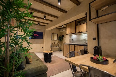 Coffee/tea facilities, Kitchen or kitchenette, Living room, Seating area, Dining area