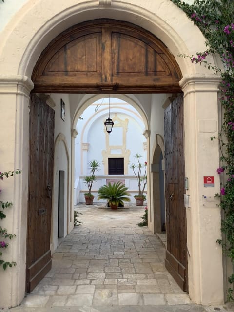 Property building, Facade/entrance, Decorative detail, VIP